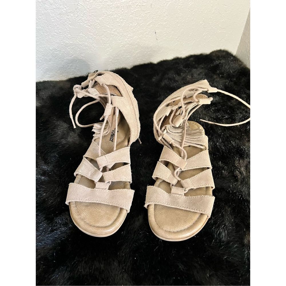 Minnetonka lace up gladiator sandals Sz 5